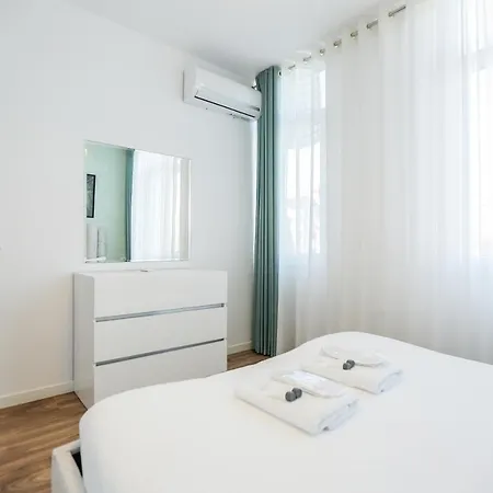 Miku Apartment-sophisticated 2bd At Taiwan Apartman Tirana